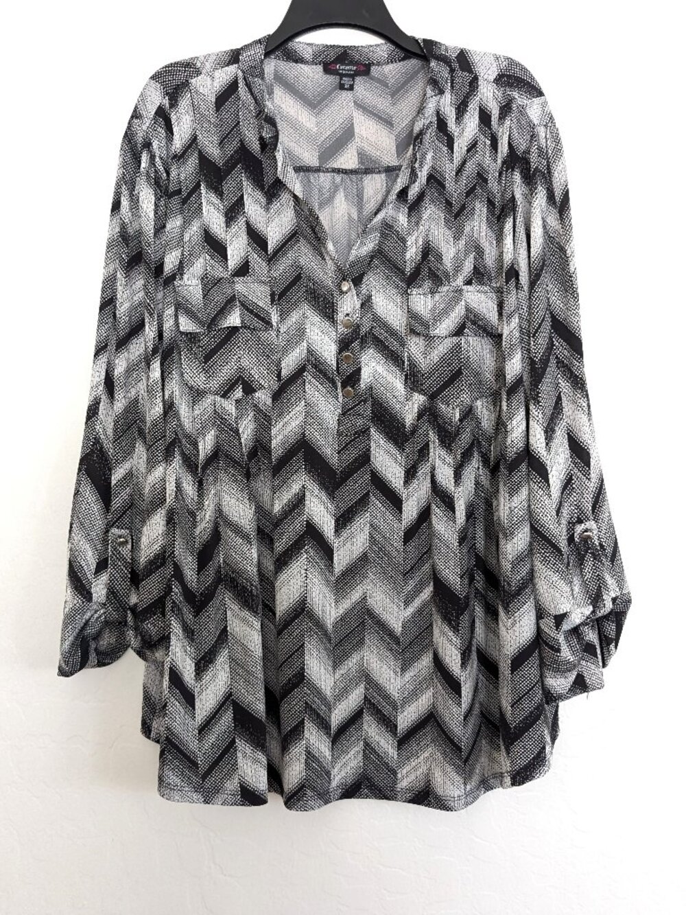 COCOMO Woman Blouse 3X Black White Chevron Pintuck Roll Tab Sleeve V Neck Top